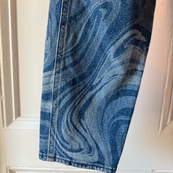 Hollister Women’s Curvy High-Rise Mom Blue Swirl Pattern Stretch Jeans W24 L27 - Picture 6 of 10